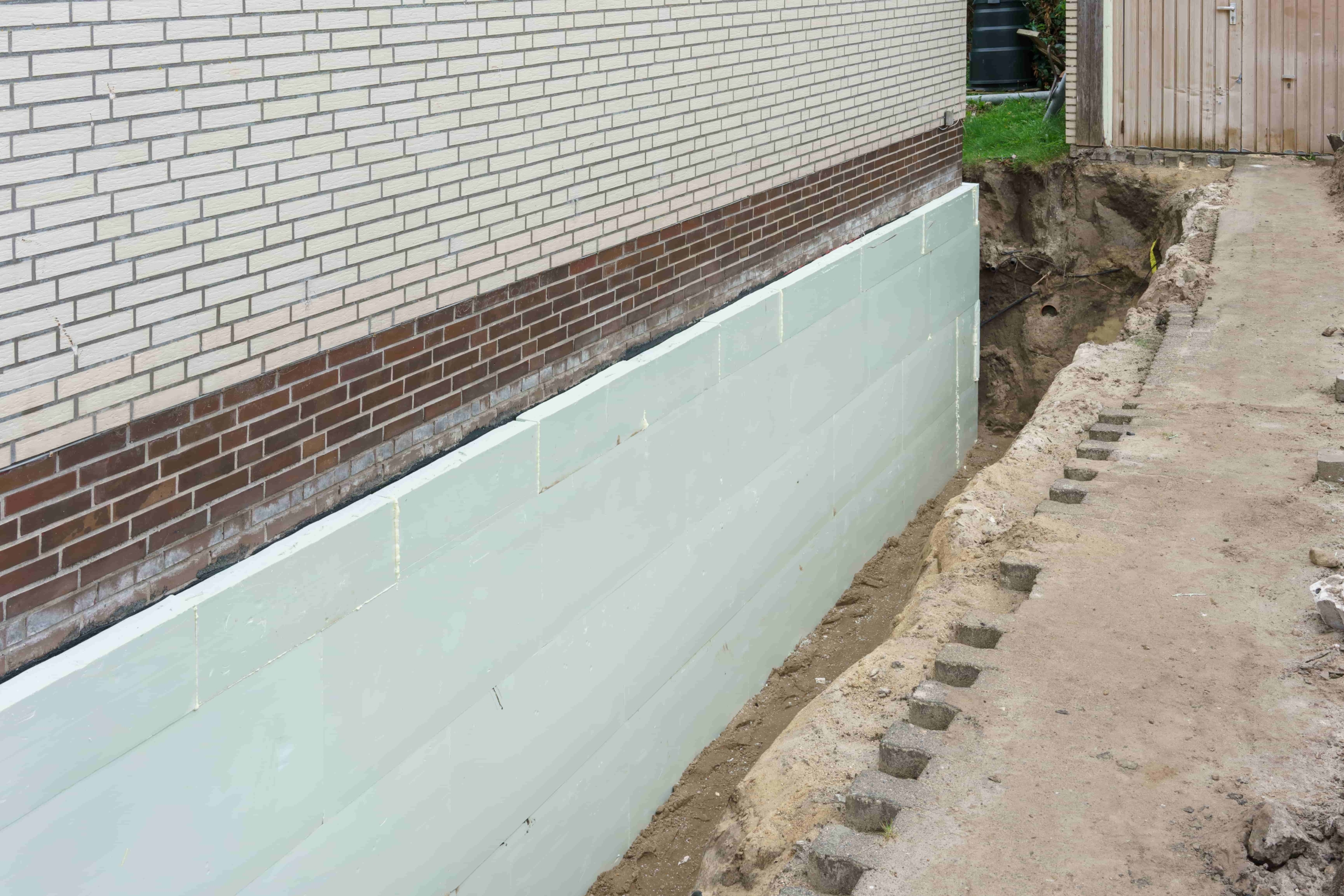 Kellersanierung (2) Haustrockenleger bei der Mauertrockenlegung mit dem Drymat-System